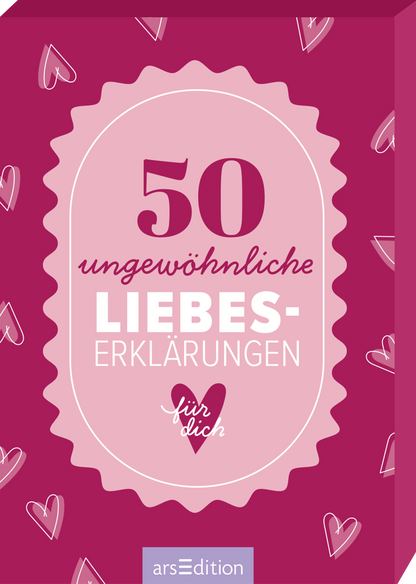 Das Buchcover zeigt auf einem sanften rosafarbenen Hintergrund eine ovale, blasse Umrandung mit dem Aufdruck „50 ungewohnliche LIEBES-ERKLÄRUNGEN“. Die Hauptzahlen sind in großer, kräftiger Schrift in Dunkelblau gehalten, während der Titel darunter in eleganter, geschwungener Schrift in Weiß erscheint. Im unteren Bereich befindet sich ein rotes Herz mit dem Text „für dich“ in kleinerer Schrift. Zahlreiche zarte, weiße Herzen umrahmen das Cover. Ganz unten mittig steht der...