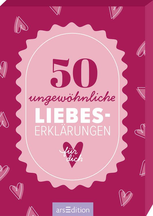 Das Buchcover zeigt auf einem sanften rosafarbenen Hintergrund eine ovale, blasse Umrandung mit dem Aufdruck „50 ungewohnliche LIEBES-ERKLÄRUNGEN“. Die Hauptzahlen sind in großer, kräftiger Schrift in Dunkelblau gehalten, während der Titel darunter in eleganter, geschwungener Schrift in Weiß erscheint. Im unteren Bereich befindet sich ein rotes Herz mit dem Text „für dich“ in kleinerer Schrift. Zahlreiche zarte, weiße Herzen umrahmen das Cover. Ganz unten mittig steht der...