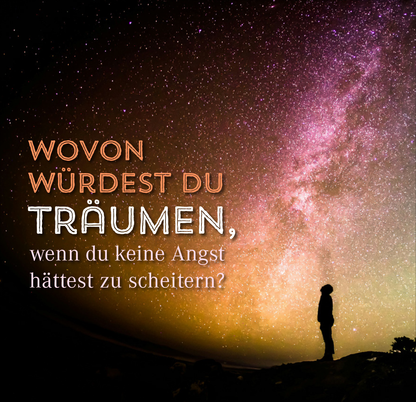 Gezeigt wird eine Innen- oder Zusatzansicht von „Nimm dir Zeit für große Träume“. Im Vordergrund steht eine silhouettierte Person, die auf einen eindrucksvollen Nachthimmel blickt, der in kräftigen Violett- und Blautönen schimmert. Der Text „Wovon würdest du träumen, wenn du keine Angst hättest zu scheitern?“ ist prominent platziert, wobei die Wörter „TRÄUMEN“ und „WÜRDEST DU“ in großen weißen und orangefarbenen Buchstaben hervorgehoben sind, was die inspirierende...