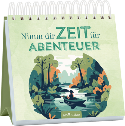 Auf dem Buchcover mit einem sanften grünen Hintergrund steht in großen, verspielten Buchstaben „Nimm dir ZEIT für ABENTEUER“. Eine farbenfrohe Illustration zeigt eine Person im Kanu, umgeben von üppiger, grüner Vegetation und einem ruhigen Fluss. Die Szenerie strahlt Abenteuerlust und Naturverbundenheit aus. Ganz unten mittig steht der Logoschriftzug von arsEdition.