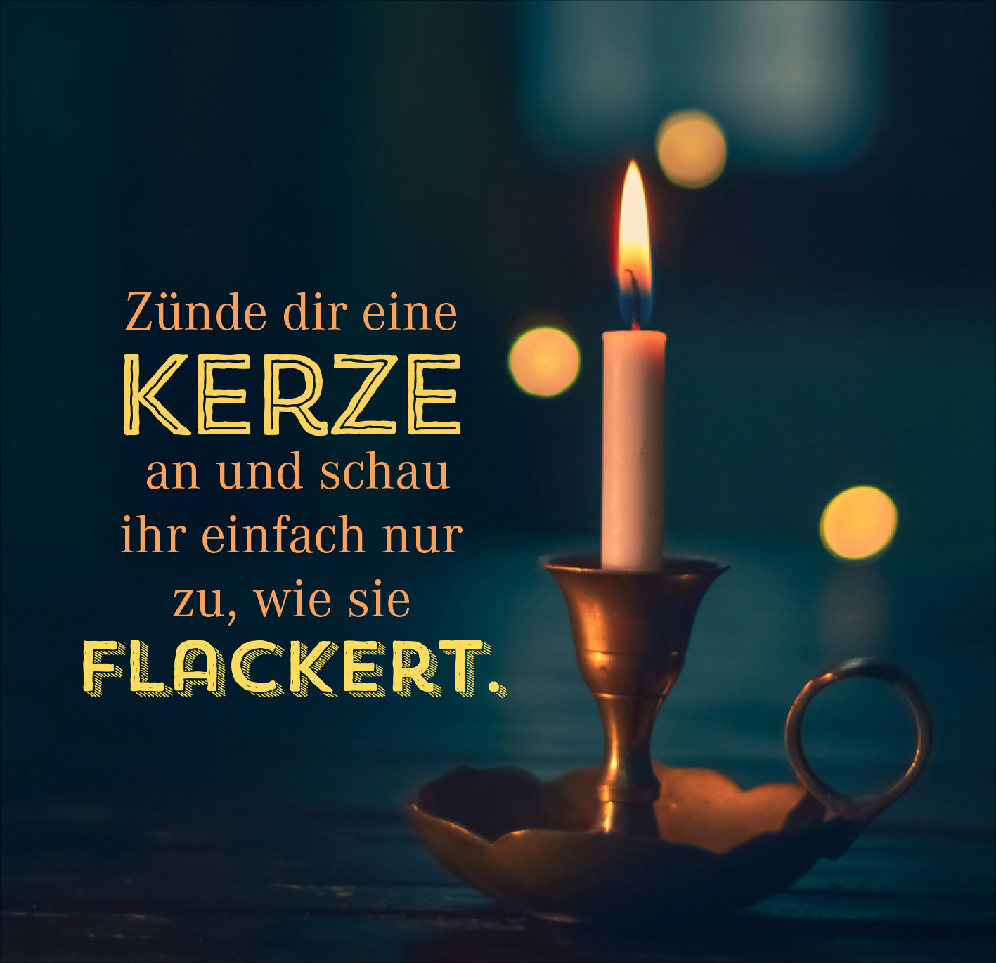 Gezeigt wird eine Innen- oder Zusatzansicht von „Nimm dir Zeit für Gemütlichkeit“. In der Darstellung brennt eine weiße Kerze in einem goldfarbenen Kerzenhalter, umgeben von sanften, verschwommenen Lichtern. Der Text „Zünde dir eine KERZE an und schau ihr einfach nur zu, wie sie FLACKERT.“ ist in einer warmen, einladenden Schrift gestaltet, wobei „KERZE“ und „FLACKERT“ durch eine größere Schriftgröße und auffällige Farbe hervorgehoben sind. Die dominante Farbpalette ist...