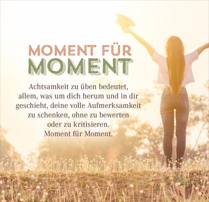 Gezeigt wird eine Innen- oder Zusatzansicht von „Nimm dir Zeit für Achtsamkeit“. Der Hintergrund ist in sanften, warmen Farbtönen gehalten, die eine friedliche Atmosphäre ausstrahlen. In der Mitte steht der Text „MOMENT FÜR MOMENT“ in einer großen, modernen Schriftart, die in einem kräftigen Grün und einem sanften Orange präsentiert wird. Darunter folgt ein erklärender Text in einer schlichten, gut lesbaren Typografie, die die Botschaft der Achtsamkeit vermittelt.