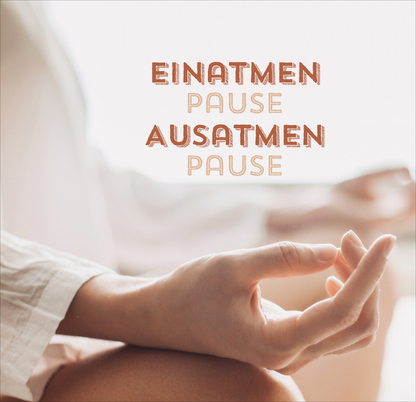 Gezeigt wird eine Innen- oder Zusatzansicht von „Nimm dir Zeit für Achtsamkeit“. Die Darstellung zeigt eine Hand, die in einer meditativen Geste positioniert ist, mit einem sanften, neutralen Hintergrund. Darüber sind die Worte „EINATMEN“ und „AUSATMEN“ in einer serifenlosen, leicht verspielten Typografie angeordnet. Die Farben sind warm und erdig, ergänzt durch eine zusätzliche Betonung mit dem Wort „PAUSE“ in einer helleren Schrift, was die Achtsamkeit und Ruhe...