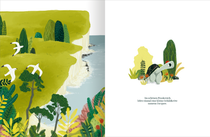 Gezeigt wird eine Innen- oder Zusatzansicht von „Die kleine Schildkröte, die vom Fliegen träumte“. Die Illustration zeigt eine grüne Landschaft mit saftigen Bäumen und Sträuchern, die lebendige Farbtöne wie Gelb und verschiedene Grüntöne umfassen. Auf der linken Seite sind Vögel im Flug zu sehen, während rechts die kleine Schildkröte in einer idyllischen Umgebung steht. Die Schriftart für den Text ist klar und gut lesbar, in einem sanften Dunkelgrau auf hellem Hintergrund.