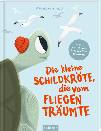 Das Cover zeigt eine niedliche Schildkröte mit rotem Hut vor einem himmelblauen Hintergrund. Um sie herum fliegen mehrere weiße Möwen. Der Titel „Die kleine Schildkröte, die vom Fliegen träumte“ ist in großer, verspielter, oranger Schrift platziert. Oben auf dem Cover steht der Autorennamen Alina Winopal. Ein Kleinod, das die träumerische Atmosphäre des Buches vermittelt. Ganz unten mittig steht der Logoschriftzug von arsEdition.