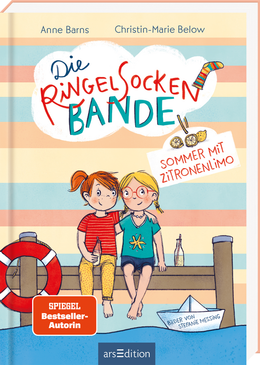 Das Cover zeigt zwei fröhliche Mädchen, die in bunte T-Shirts gekleidet sind. Sie sitzen auf einem Steg vor einem gestreiften Hintergrund. Links neben ihnen ist ein Rettungsring zu sehen und unter ihnen ist Wasser, auf dem ein kleines Boot schwimmt. Oberhalb der Mädchen prangt der Titel „Die Ringelsocken-Bande“ in verspielter Schrift. Darüber sind die Namen der Autorinnen Anne Barns und Christin-Marie Below. Links unten befindet sich ein Sticker mit der Aufschrift „SPIEGEL...