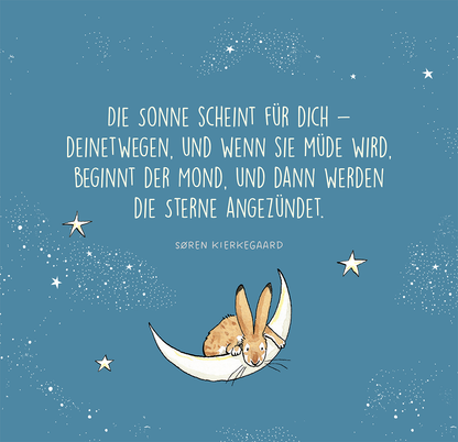 Gezeigt wird eine Innen- oder Zusatzansicht von „Weißt du eigentlich, wie lieb ich dich hab? 365 Liebesbotschaften für dich“. Der Hintergrund ist in einem sanften Himmelblau gehalten. In der Mitte befindet sich ein stilisierter, weißer Mond mit einem sitzenden Hasen. Die Schrift ist verspielt und in einer großflächigen, weißen Typografie gestaltet. Der Text besagt: „Die Sonne scheint für dich – deinetwegen, und wenn sie müde wird, beginnt der Mond, und dann werden die Sterne...