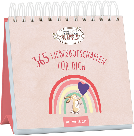 Das Buchcover zeigt einen sanften, rosa Hintergrund mit einem liebevollen, gezeichneten Hasen, der ein Herz in der Farbe Dunkelblau hält. Über dem Hasen befindet sich ein Regenbogen, der in sanften Pastellfarben leuchtet. Die Schriftzüge „365 LIEBESBOTSCHAFTEN FÜR DICH“ sind verspielt und rot gestaltet, während der Titel in einem eleganten Banner oben angezeigt wird: „WEIL DU EIGENTLICH WIE LIEB ICH DICH HAB“. Ganz unten mittig steht der Logoschriftzug von arsEdition.