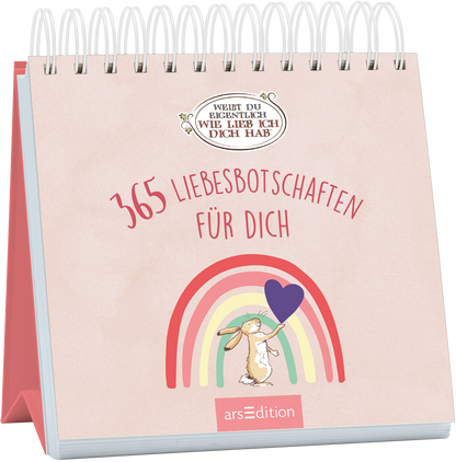Das Buchcover zeigt einen sanften, rosa Hintergrund mit einem liebevollen, gezeichneten Hasen, der ein Herz in der Farbe Dunkelblau hält. Über dem Hasen befindet sich ein Regenbogen, der in sanften Pastellfarben leuchtet. Die Schriftzüge „365 LIEBESBOTSCHAFTEN FÜR DICH“ sind verspielt und rot gestaltet, während der Titel in einem eleganten Banner oben angezeigt wird: „WEIL DU EIGENTLICH WIE LIEB ICH DICH HAB“. Ganz unten mittig steht der Logoschriftzug von arsEdition.