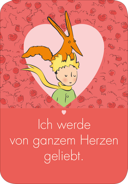 Gezeigt wird eine Innen- oder Zusatzansicht von „Der Kleine Prinz Mutmachkarten“. Die Karte präsentiert einen sanften rosanen Hintergrund mit vielen kleinen, rot stylisierten Rosen. In der Mitte des Designs ist ein charakteristischer Junge mit einem gelben Schal sowie einem Fuchs, der auf seinem Kopf sitzt. Der Text „Ich werde von ganzem Herzen geliebt“ steht in großer, klarer, weißer Schrift am unteren Rand der Karte und vermittelt eine warme, positive Botschaft.