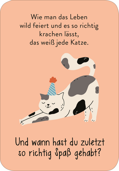 Gezeigt wird eine Innen- oder Zusatzansicht von „MIEZNachrichten für jede Lebenslage“. Auf einem hellgrünen Hintergrund ist eine charmante Illustration eines Kätzchens zu sehen, das in einem geflochtenen Korb mit Pflanzen sitzt. Über dem Kätzchen steht der verspielte Text „In seinen Träumen kann auch das kleinste Kätzchen ein Tiger sein.“ in einer geschwungenen Schrift, gefolgt von der Autorin „Joan Walsh Anglund“ in einer schlichteren Schrift. Die Farben sind sanft gehalten,...