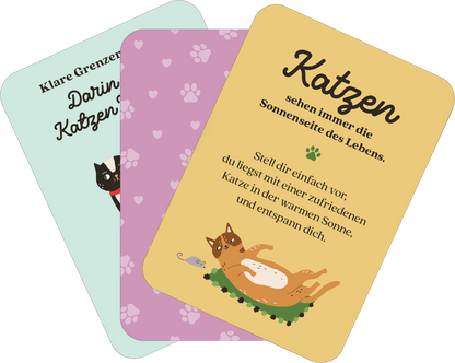 Gezeigt wird eine Innen- oder Zusatzansicht von „MIEZNachrichten für jede Lebenslage“. Die Ansicht zeigt drei Karten, die in unterschiedlichen sanften Farben gestaltet sind: eine grüne, eine orange und eine beige Karte. Die Karten enthalten illustrative Katze-Designs und handschriftliche Typografie. Auf der orangenen Karte steht der Schriftzug „Katzen sehen immer die Sonnenseite des Lebens“ sowie eine entspannende Beschreibung, während die anderen Karten verschiedene Lebensweisheiten...