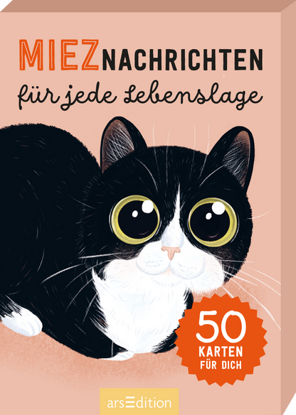 Auf dem Cover ist eine große, niedliche schwarz-weiße Katze mit großen, runden gelben Augen abgebildet. Der Hintergrund ist in sanften Pfirsichtönen gehalten. Der Titel „MIEZNACHRICHTEN“ ist in kräftiger schwarzer Schrift platziert, während der Untertitel „für jede Lebenslage“ in verspielten, handschriftlichen Buchstaben erscheint. In der unteren rechten Ecke befindet sich ein runder Button in Orange mit der Aufschrift „99 KARTEN FÜR DICH“. Ganz unten mittig steht der...