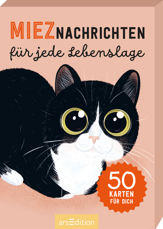 Auf dem Cover ist eine große, niedliche schwarz-weiße Katze mit großen, runden gelben Augen abgebildet. Der Hintergrund ist in sanften Pfirsichtönen gehalten. Der Titel „MIEZNACHRICHTEN“ ist in kräftiger schwarzer Schrift platziert, während der Untertitel „für jede Lebenslage“ in verspielten, handschriftlichen Buchstaben erscheint. In der unteren rechten Ecke befindet sich ein runder Button in Orange mit der Aufschrift „99 KARTEN FÜR DICH“. Ganz unten mittig steht der...