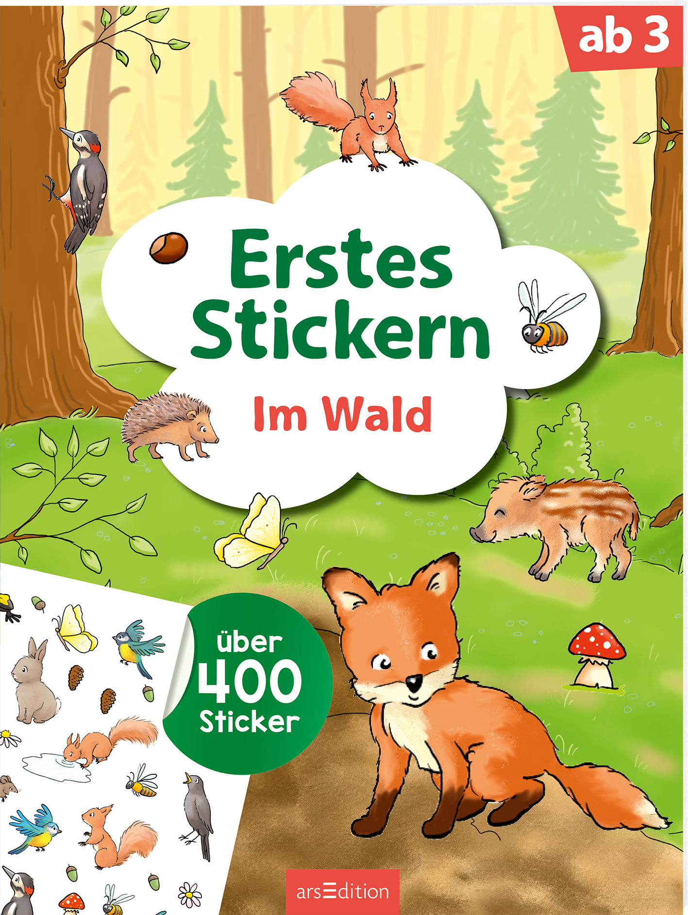Das Buchcover zeigt eine freundliche Waldszene mit verschiedenen Tieren, darunter ein Fuchs, ein Eichhörnchen und ein Igel, umgeben von Bäumen und bunten Blumen. Der Titel „Erstes Stickern“ steht in großer, grüner Schrift auf einer wolkenförmigen Sprechblase, darunter steht „Im Wald“ in runderer Schrift. Links unten befindet sich ein Stickerbogen mit bunten Illustrationen. Oben rechts ist ein roter Button mit der Aufschrift „ab 3“. Ganz unten mittig steht der Logoschriftzug von...