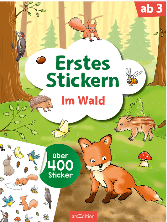 Das Buchcover zeigt eine freundliche Waldszene mit verschiedenen Tieren, darunter ein Fuchs, ein Eichhörnchen und ein Igel, umgeben von Bäumen und bunten Blumen. Der Titel „Erstes Stickern“ steht in großer, grüner Schrift auf einer wolkenförmigen Sprechblase, darunter steht „Im Wald“ in runderer Schrift. Links unten befindet sich ein Stickerbogen mit bunten Illustrationen. Oben rechts ist ein roter Button mit der Aufschrift „ab 3“. Ganz unten mittig steht der Logoschriftzug von...