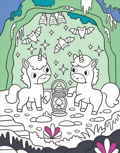 Gezeigt wird eine Innen- oder Zusatzansicht von „Diamant-Malbuch Einhörner“. Die Illustration zeigt zwei süße Einhörner in einer fantasievollen Umgebung. Im Hintergrund sind stalaktitenartige Formationen und fliegende Fledermäuse dargestellt. Eine Laterne steht im Zentrum, umgeben von Blüten in verschiedenen Formen. Die Farben sind überwiegend schwarz-weiß, mit spielerischen Elementen, die zur Kreativität anregen. Die klaren Linien und die einfache Typografie gestalten die Seite...