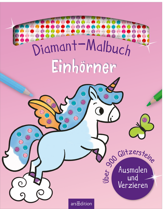 Das Buchcover zeigt ein fröhliches Einhorn mit bunten Punkten auf dem Körper und einer leuchtend orangenen Flügel. Der Hintergrund ist in sanften Rosa-Tönen gehalten. Über dem Einhorn steht der Titel „Diamant-Malbuch Einhörner“ in verspielter, lila Schrift. Oben befindet sich ein glitzerndes Element mit verschiedenen, funkelnden Diamant-Stickern. Unter dem Einhorn steht der Zusatz „über 900 Glitzersteine Ausmalen und Verzieren“. Ganz unten mittig steht der Logoschriftzug von...
