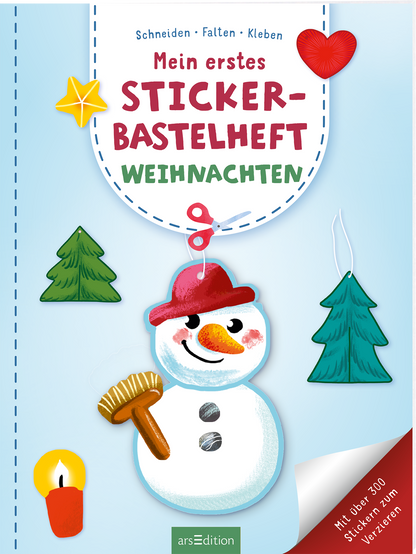 Das Buchcover zeigt einen fröhlichen Schneemann mit einem roten Hut und einer Karottennase. Um ihn herum sind weihnachtliche Elemente wie grüne Tannenbäume, ein gelber Stern und eine  Kerze abgebildet. Der Titel „Mein erstes STICKER-BASTELHEFT WEIHNACHTEN“ ist in bunten, verspielten Buchstaben gestaltet. Ganz unten mittig steht der Logoschriftzug von arsEdition.