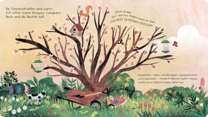Gezeigt wird eine Innen- oder Zusatzansicht von „Das Nest in meinen Zweigen“. Die Illustration zeigt einen großen, blühenden Baum mit zarten rosa Blüten, in dessen Ästen Vögel und ein Vogelhaus zu sehen sind. Darunter steht eine Schubkarre, umgeben von bunten Blumen wie Hyazinthen und Narzissen. Im Hintergrund erhellt ein sanftes Licht die Szene, während der Text in verspielter Schrift das Naturthema unterstreicht. Lebendige Farben vermitteln eine frühlingshafte Atmosphäre.