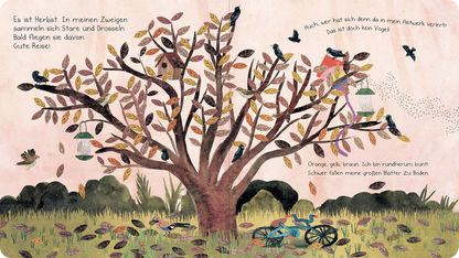 Gezeigt wird eine Innen- oder Zusatzansicht von „Das Nest in meinen Zweigen“. Die Illustration zeigt einen großen Baum in herbstlichen Farben, darunter Orange, Gelb und Braun. Vögel sitzen auf Ästen und Futterhäuschen, während einzelne Blätter sanft herabfallen. Im Vordergrund ist ein altes, buntes Fahrrad zu sehen, umgeben von Gräsern und kleinen Tieren. Der Text in kindgerechter Schrift ist auf der linken Seite platziert und vermittelt eine herbstliche Atmosphäre.
