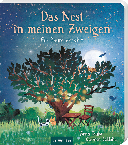 Das Buchcover zeigt einen großen, grünen Baum auf einem sanften, blauen Hintergrund, der mit glitzernden Sternen und einer großen, leuchtenden Mondscheibe angereichert ist. Im Vordergrund sind eine Katze und eine Holzbank zu sehen, umgeben von grünem Gras. Die Titelzeilen „Das Nest in meinen Zweigen“ und „Ein Baum erzählt“ sind in verspielter, goldener Typografie gestaltet. Oben rechts befindet sich ein SPIEGEL-Bestseller-Button mit dem Text „SPIEGEL-Bestseller“. Ganz unten...
