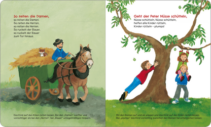 Gezeigt wird eine Innen- oder Zusatzansicht von „Zehn kleine Zappelfinger“. Links ist ein Bauer mit einem grünen Wagen zu sehen, der in die Landschaft fährt, begleitet von einem braunen Pferd. Der Bauer trägt einen schwarzen Hut und eine schlichte Kleidung. Rechts sind drei Kinder zu sehen, die unter einem großen, grünen Baum spielen. Der Baum hat dichte Blätter, und die Kinder sind bunt gekleidet, wobei das Mädchen in Rot hervortritt. Die Illustrationen sind lebhaft und freundlich.