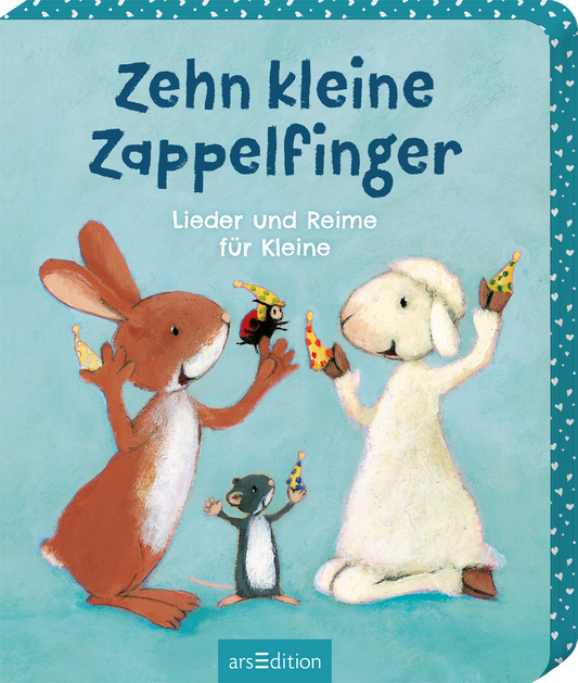 Auf dem Buchcover von „Zehn kleine Zappelfinger“ sind ein brauner Hase und ein weißes Schaf mit bunten Hüten abgebildet. Sie halten je eine kleine Figur und wirken fröhlich und einladend. Im Hintergrund ist ein sanfter pastellblauer Farbton sichtbar, der die fröhliche Atmosphäre unterstreicht. Die Schriftart für den Titel ist verspielt und gut lesbar, in hellblauen Lettern. Ganz unten mittig steht der Logoschriftzug von arsEdition.