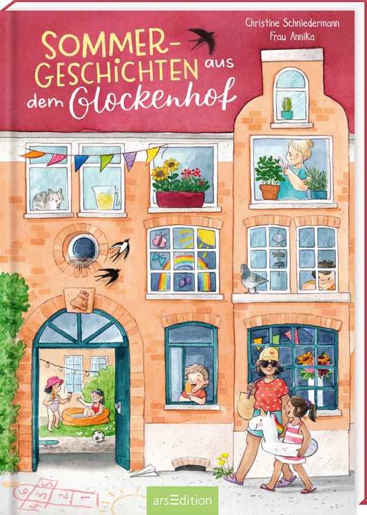 Das Buchcover zeigt ein lebhaftes, mehrstöckiges Gebäude mit einem warmen, orangen Hintergrund. In den Fenstern sind verschiedene Szenen abgebildet, die das sommerliche Leben im „Glockenhof“ zeigen. Oben in größerer Schrift steht „SOMMER-GESCHICHTEN“, darunter in kleinerem Schriftzug „aus dem Glockenhof“. Die fröhliche Typografie in Weiß und Rot vermittelt eine einladende Atmosphäre. Ganz oben links ist der Name der Autorin Christine Schneidermann und der Zeichnerin Frau...