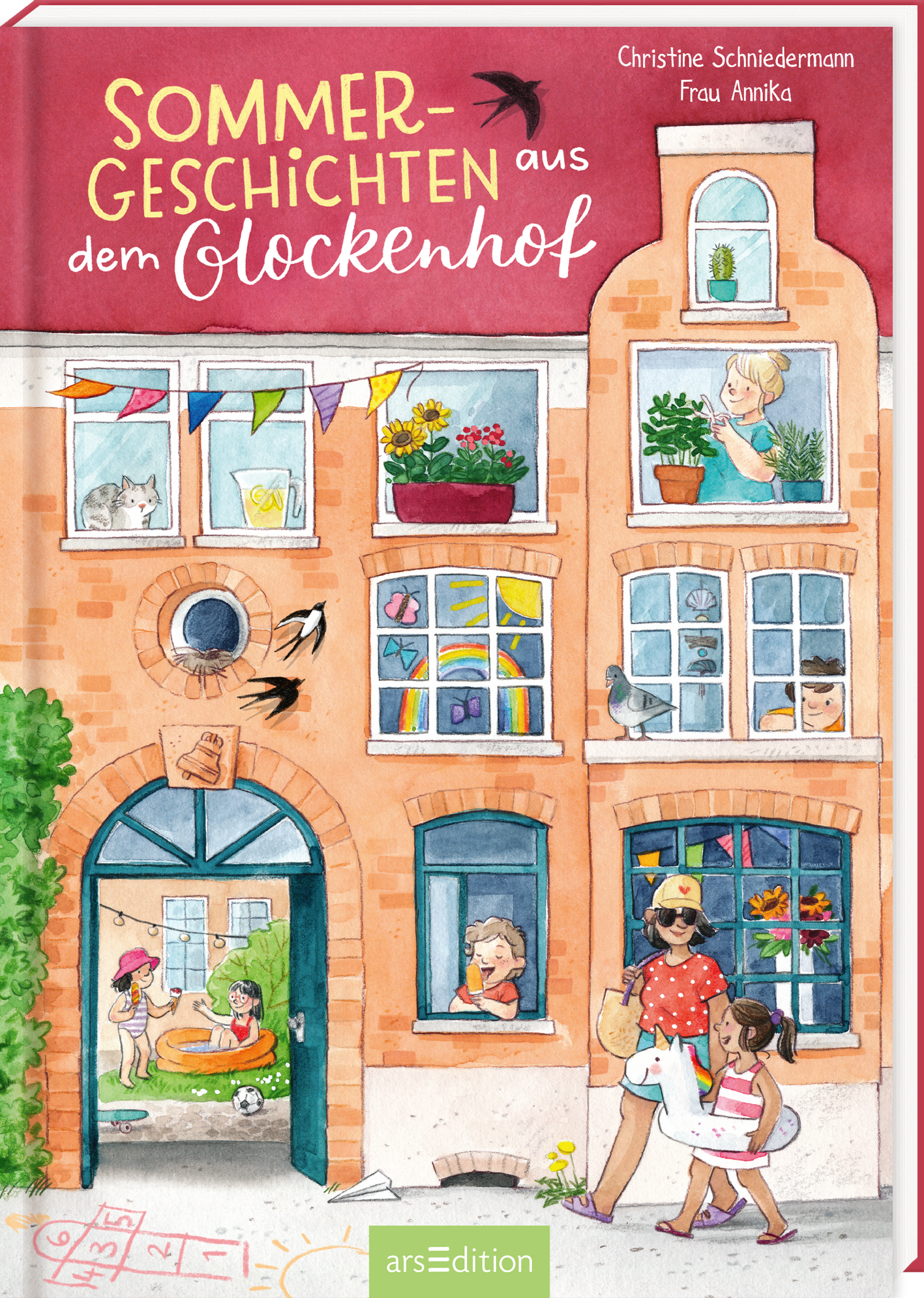 Das Buchcover zeigt ein lebhaftes, mehrstöckiges Gebäude mit einem warmen, orangen Hintergrund. In den Fenstern sind verschiedene Szenen abgebildet, die das sommerliche Leben im „Glockenhof“ zeigen. Oben in größerer Schrift steht „SOMMER-GESCHICHTEN“, darunter in kleinerem Schriftzug „aus dem Glockenhof“. Die fröhliche Typografie in Weiß und Rot vermittelt eine einladende Atmosphäre. Ganz oben links ist der Name der Autorin Christine Schneidermann und der Zeichnerin Frau...