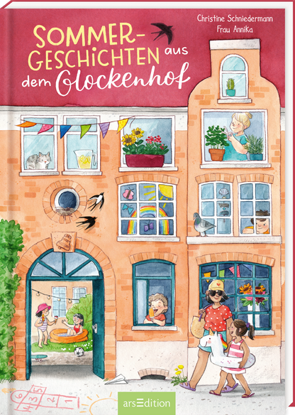 Das Buchcover zeigt ein lebhaftes, mehrstöckiges Gebäude mit einem warmen, orangen Hintergrund. In den Fenstern sind verschiedene Szenen abgebildet, die das sommerliche Leben im „Glockenhof“ zeigen. Oben in größerer Schrift steht „SOMMER-GESCHICHTEN“, darunter in kleinerem Schriftzug „aus dem Glockenhof“. Die fröhliche Typografie in Weiß und Rot vermittelt eine einladende Atmosphäre. Ganz oben links ist der Name der Autorin Christine Schneidermann und der Zeichnerin Frau...