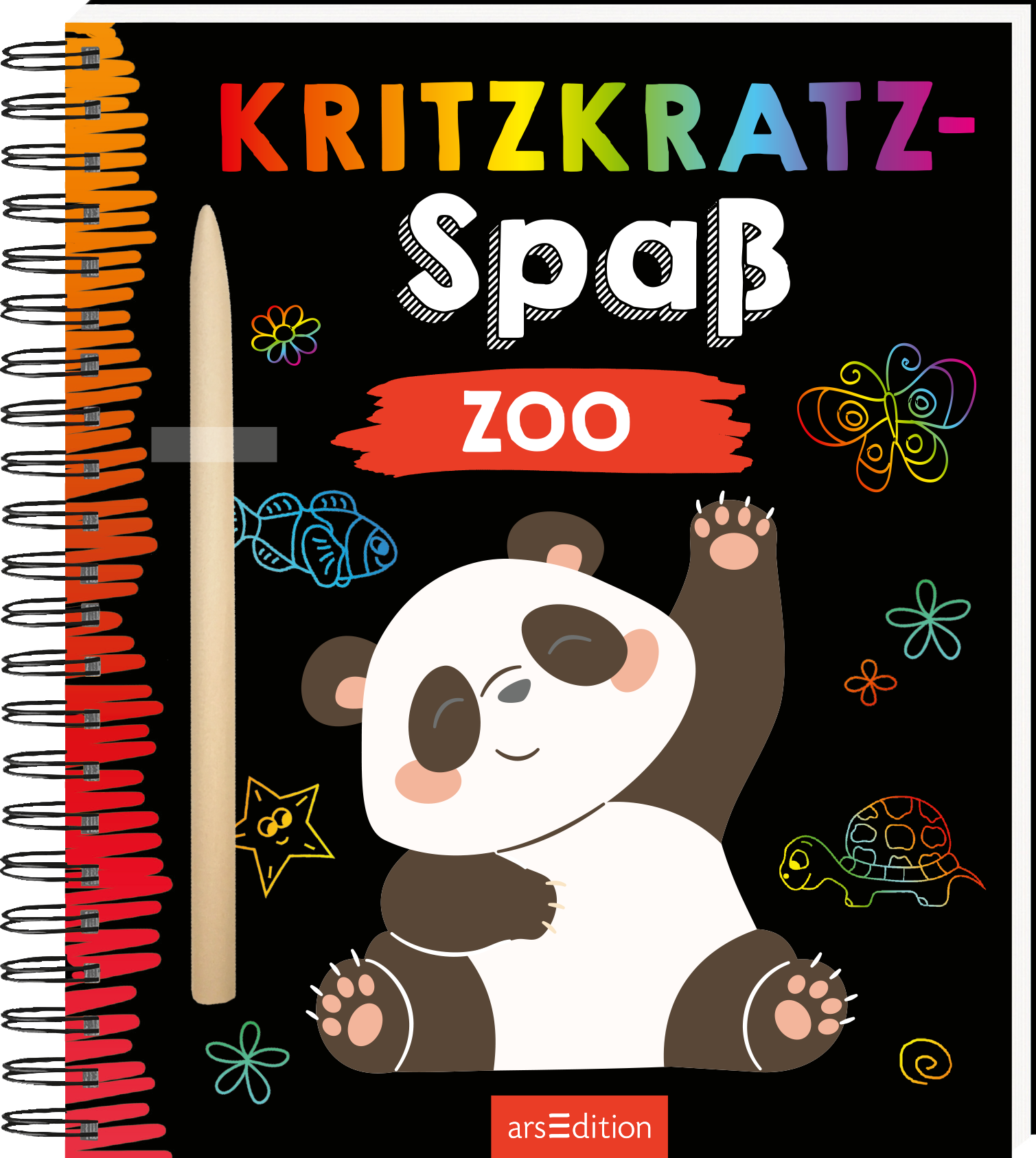 Das Buchcover zeigt einen fröhlichen Panda, der einen Arm nach oben hebt. Der Hintergrund ist schwarz, und es sind bunte, kindgerechte Zeichnungen von Tieren und Blumen zu sehen. Der Titel „Kritzkratz-Spaß ZOO“ ist in bunten Buchstaben gestaltet, wobei das Wort „Spaß“ hervorgehoben ist. Links am Rand befindet sich ein Stift. Ganz unten mittig steht der Logoschriftzug von arsEdition.