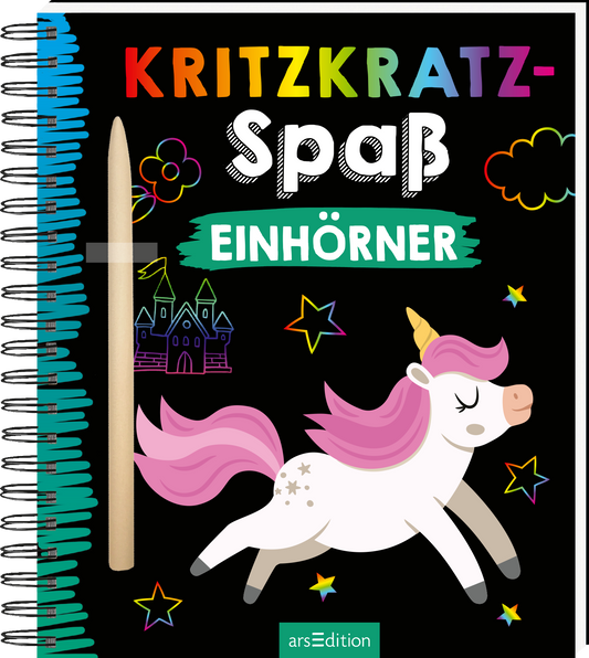 Das Buchcover zeigt einen farbenfrohen Titel „Kritzkratz-Spaß“ in bunten Buchstaben, gefolgt von „Einhörner“ in leuchtendem Grün. Ein verspieltes Einhorn mit pinker Mähne und goldenem Horn befindet ist im Vordergrund, links darüber ist die kleinere Silhouette eines Schlosses, umgeben von bunten Sternen. An der linken Seite steht ein großer Bleistift. Der Hintergrund ist tiefschwarz, wodurch die Farben lebhaft hervorstechen. Ganz unten mittig steht der Logoschriftzug von arsEdition.