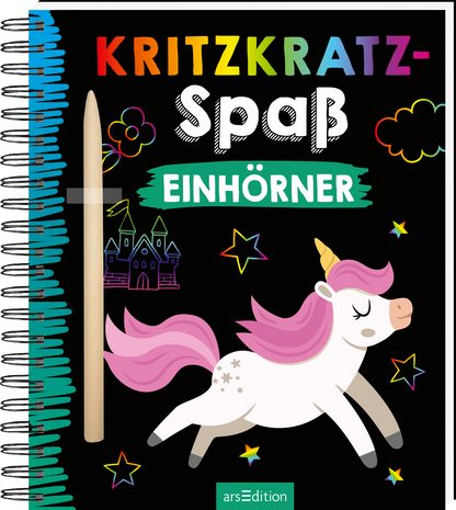 Das Buchcover zeigt einen farbenfrohen Titel „Kritzkratz-Spaß“ in bunten Buchstaben, gefolgt von „Einhörner“ in leuchtendem Grün. Ein verspieltes Einhorn mit pinker Mähne und goldenem Horn befindet ist im Vordergrund, links darüber ist die kleinere Silhouette eines Schlosses, umgeben von bunten Sternen. An der linken Seite steht ein großer Bleistift. Der Hintergrund ist tiefschwarz, wodurch die Farben lebhaft hervorstechen. Ganz unten mittig steht der Logoschriftzug von arsEdition.