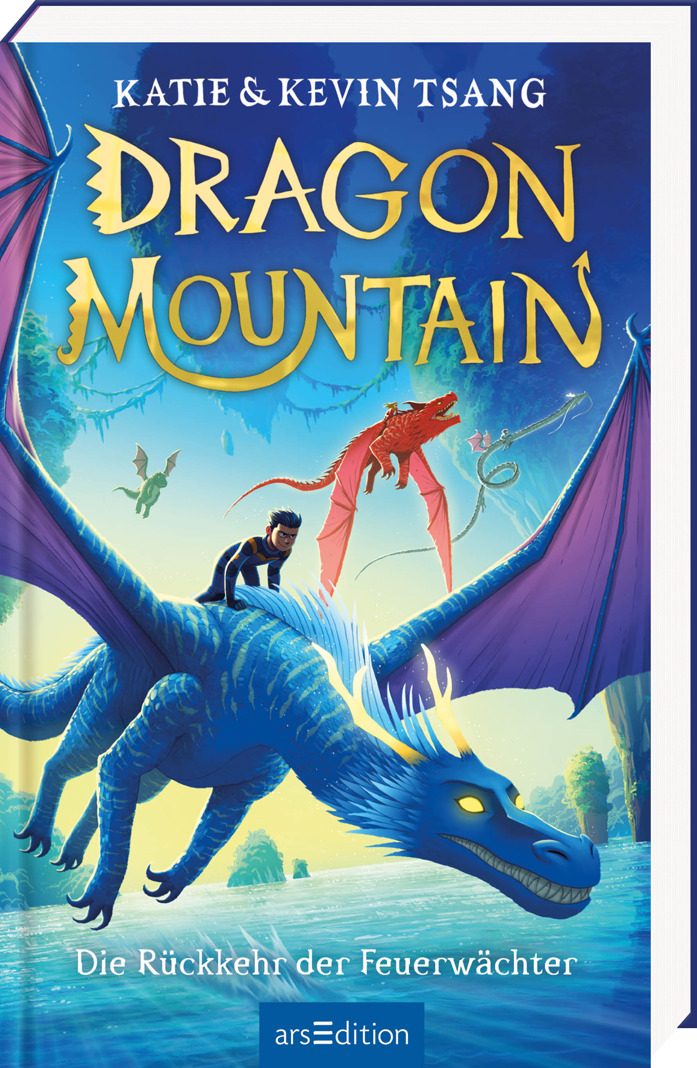 Auf dem Cover des Buches „Dragon Mountain“ von Katie und Kevin Tsang sind Drachen in leuchtenden Farben abgebildet. Im Vordergrund steht ein Junge in schwarzer Kleidung auf dem Rücken eines blauer Drachen, der majestätisch fliegt. Der Himmel ist in sanften Blautönen und es sind weitere Drachen im Hintergrund zu sehen. Die Schrift des Titels ist groß und geschwungen, in Gelb mit einem Hauch von Blau. Ganz unten mittig steht der Logoschriftzug von arsEdition.
