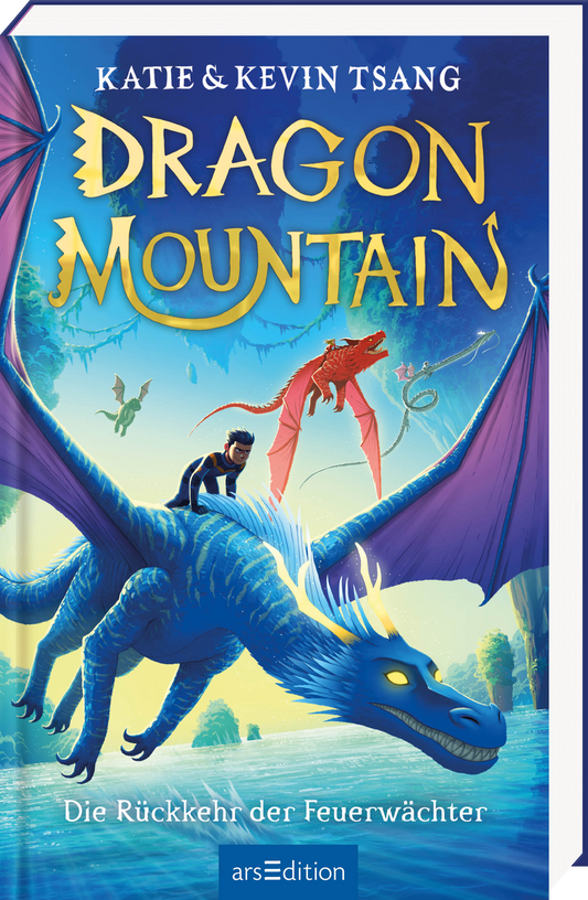 Auf dem Cover des Buches „Dragon Mountain“ von Katie und Kevin Tsang sind Drachen in leuchtenden Farben abgebildet. Im Vordergrund steht ein Junge in schwarzer Kleidung auf dem Rücken eines blauer Drachen, der majestätisch fliegt. Der Himmel ist in sanften Blautönen und es sind weitere Drachen im Hintergrund zu sehen. Die Schrift des Titels ist groß und geschwungen, in Gelb mit einem Hauch von Blau. Ganz unten mittig steht der Logoschriftzug von arsEdition.