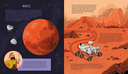 Gezeigt wird eine Innen- oder Zusatzansicht von „Science &amp; Kids – Unser Sonnensystem“. Die Seite präsentiert einen großflächigen Mars, dargestellt in leuchtenden Rottönen, umrahmt von einem dunklen, sternenübersäten Hintergrund. Auf der linken Seite befindet sich ein Bild von einem historischen Wissenschaftler, umgeben von symbolischen Elementen und kurzen Texten. Die rechte Seite zeigt einen Roboterfahrzeug auf der Marsoberfläche, umgeben von rot-orangefarbenen Felsen und...