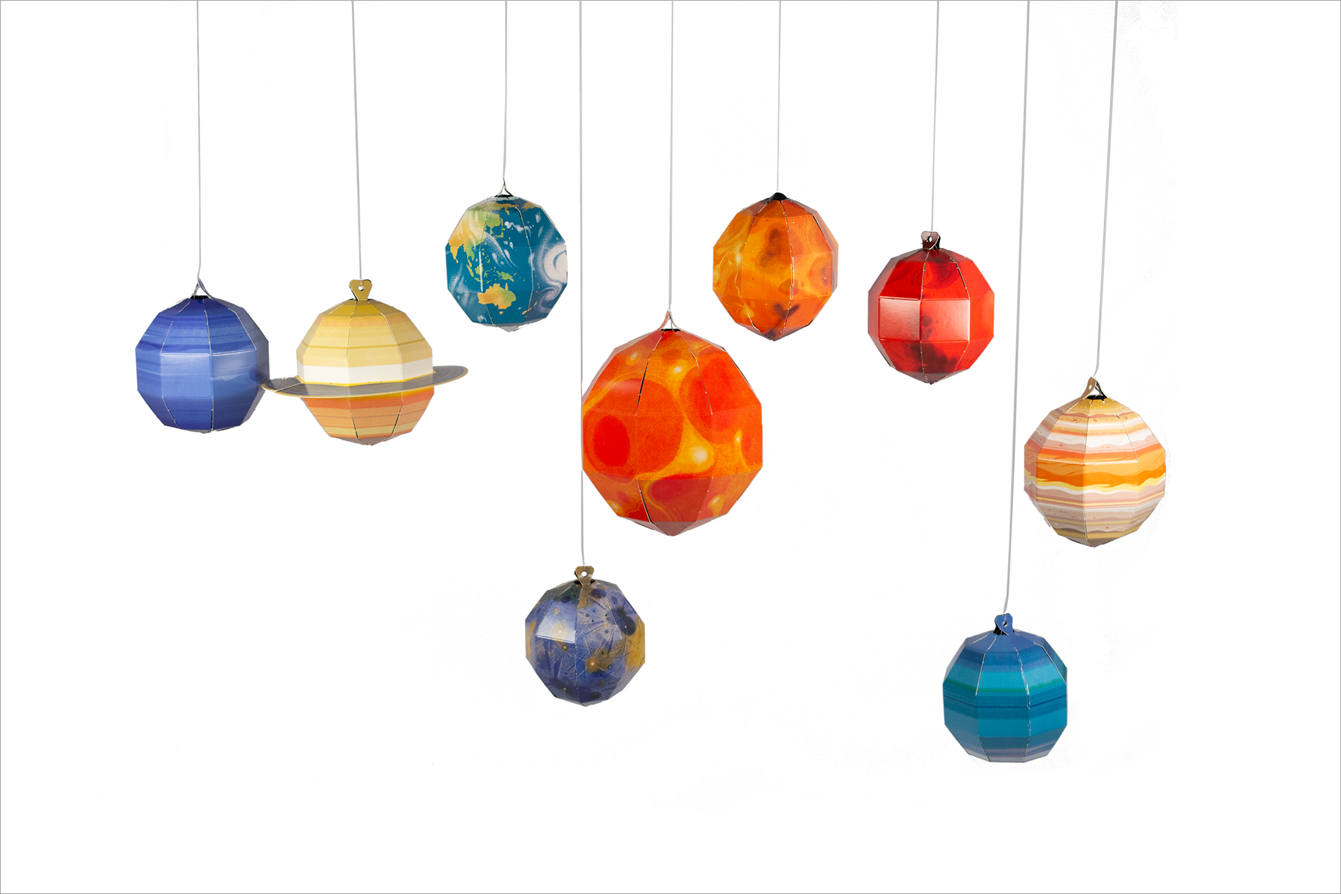 Gezeigt wird eine Innen- oder Zusatzansicht von „Science &amp; Kids – Unser Sonnensystem“. Die Darstellung zeigt eine Reihe von bunten Planetenmodellen, die an Fäden hängen. Die Farben sind lebhaft und reichen von blau und gelb über orange bis rot. Jeder Planet hat ein einzigartiges Muster, das seine Oberflächenstruktur imitieren soll. Die Typografie ist klar und kindgerecht, um die Inhalte ansprechend für junge Leser zu präsentieren.