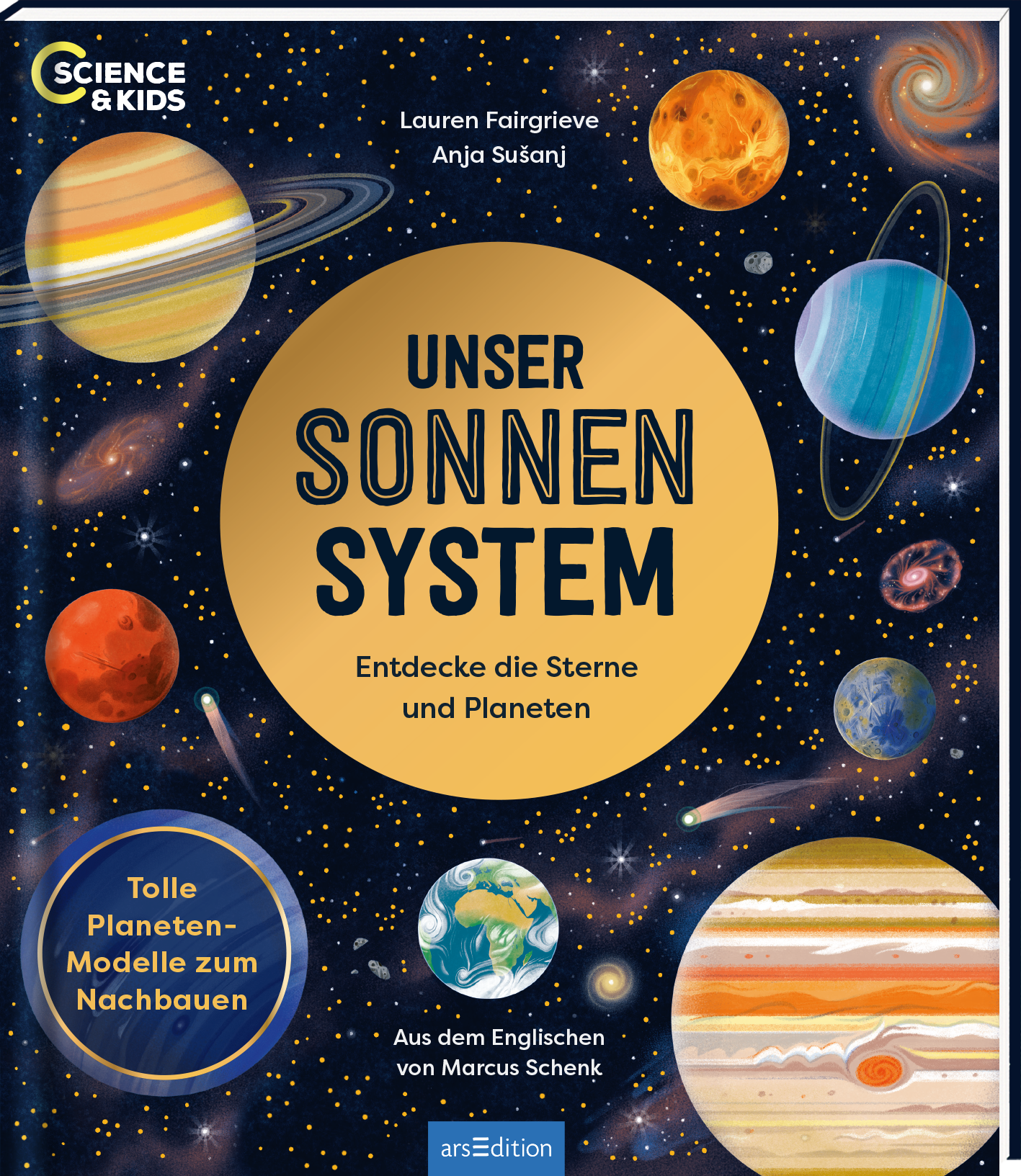 Das Buchcover zeigt ein farbenfrohes, galaktisches Design mit Planeten, Sternen und einem dunklen Hintergrund, der die Weite des Universums darstellt. Im Zentrum befindet sich ein großer, goldener Kreis mit der Aufschrift „UNSER SONNENSYSTEM“ in markanten, schwarz-grauen Buchstaben. Darunter steht der Untertitel „Entdecke die Sterne und Planeten“ in etwas kleinerer Schrift. In der linken unteren Ecke befindet sich die Aufschrift „Tolle Planeten-Modelle zum Nachbauen“. Ganz unten...