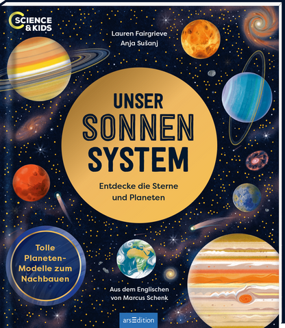 Das Buchcover zeigt ein farbenfrohes, galaktisches Design mit Planeten, Sternen und einem dunklen Hintergrund, der die Weite des Universums darstellt. Im Zentrum befindet sich ein großer, goldener Kreis mit der Aufschrift „UNSER SONNENSYSTEM“ in markanten, schwarz-grauen Buchstaben. Darunter steht der Untertitel „Entdecke die Sterne und Planeten“ in etwas kleinerer Schrift. In der linken unteren Ecke befindet sich die Aufschrift „Tolle Planeten-Modelle zum Nachbauen“. Ganz unten...