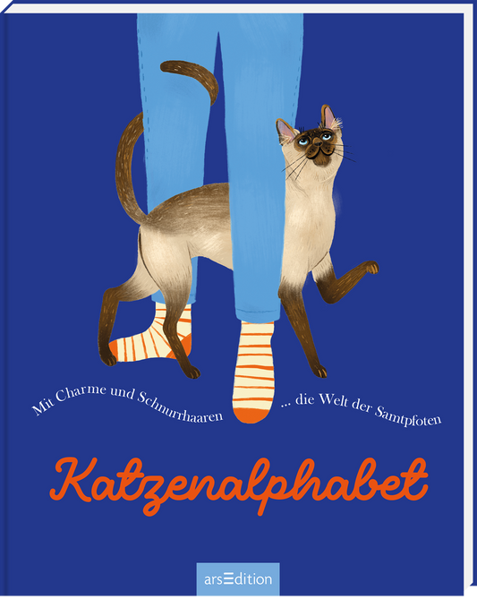 Das Buchcover zeigt eine farbenfrohe Illustration mit einem blauen Hintergrund. Darauf stehen eine Person mit blauen Hosen und gestreiften Socken sowie eine Katzenfigur in einem humorvollen Stil. Der Titel „Katzenalphabet“ ist in einer verspielten, orangefarbenen Schriftart mittig platziert. Darüber steht der Satz „Mit Charme und Schurrhaaren ... die Welt der Samtpfoten“ in einer eleganten Schrift. Ganz unten mittig steht der Logoschriftzug von arsEdition.