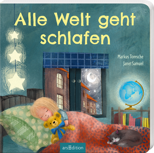 Cover zeigt schlafendes Kind mit blondem Haar, hält gelben Teddybären mit blauem Band, liegt unter rot gemusterter Decke auf grünem Kissen. Links drei leuchtende Sternlampen, rechts schlafende graue Katze und blauer Globus auf Regal. Durch Fenster Nacht mit Mond und Häusern. Titel oben in großen gelben Buchstaben „Alle Welt geht schlafen“, Autoren Markus Tomsche und Janet Samuel stehen rechts in Weiß. Ganz unten mittig steht der Logoschriftzug von arsEdition.