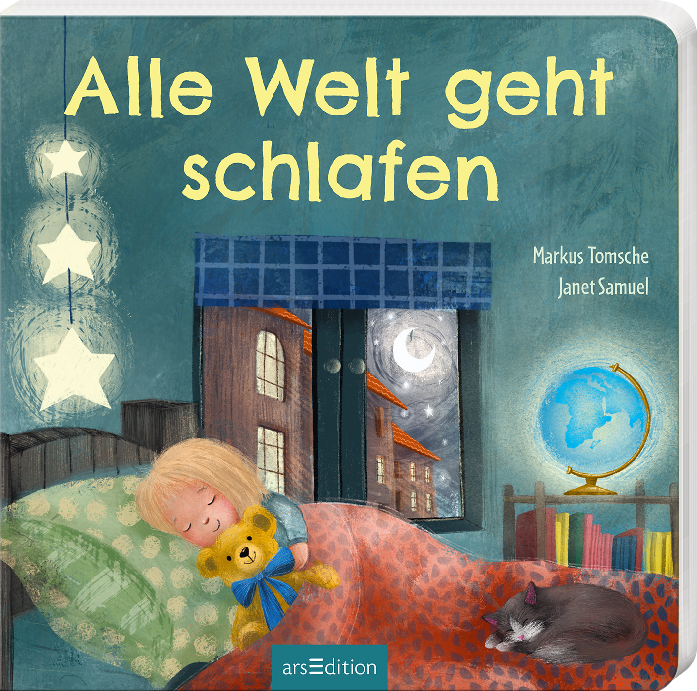 Cover zeigt schlafendes Kind mit blondem Haar, hält gelben Teddybären mit blauem Band, liegt unter rot gemusterter Decke auf grünem Kissen. Links drei leuchtende Sternlampen, rechts schlafende graue Katze und blauer Globus auf Regal. Durch Fenster Nacht mit Mond und Häusern. Titel oben in großen gelben Buchstaben „Alle Welt geht schlafen“, Autoren Markus Tomsche und Janet Samuel stehen rechts in Weiß. Ganz unten mittig steht der Logoschriftzug von arsEdition.