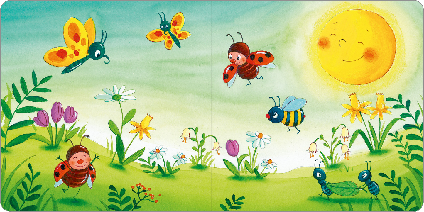 Gezeigt wird eine Innen- oder Zusatzansicht von „Mein kleines Buch vom Frühling“. Die Illustration zeigt eine lebendige Frühlingslandschaft mit bunten Blumen, grünen Wiesen und einem strahlenden Sonnenkopf. Bunte Schmetterlinge und Marienkäfer fliegen umher, während Bienen über die Blumen summen. Die Farben sind fröhlich und leuchtend, mit dominierenden Gelb-, Grün- und Lilatönen. Die typische Kindertypografie sorgt für eine spielerische und einladende Atmosphäre.