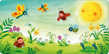 Gezeigt wird eine Innen- oder Zusatzansicht von „Mein kleines Buch vom Frühling“. Die Illustration zeigt eine lebendige Frühlingslandschaft mit bunten Blumen, grünen Wiesen und einem strahlenden Sonnenkopf. Bunte Schmetterlinge und Marienkäfer fliegen umher, während Bienen über die Blumen summen. Die Farben sind fröhlich und leuchtend, mit dominierenden Gelb-, Grün- und Lilatönen. Die typische Kindertypografie sorgt für eine spielerische und einladende Atmosphäre.