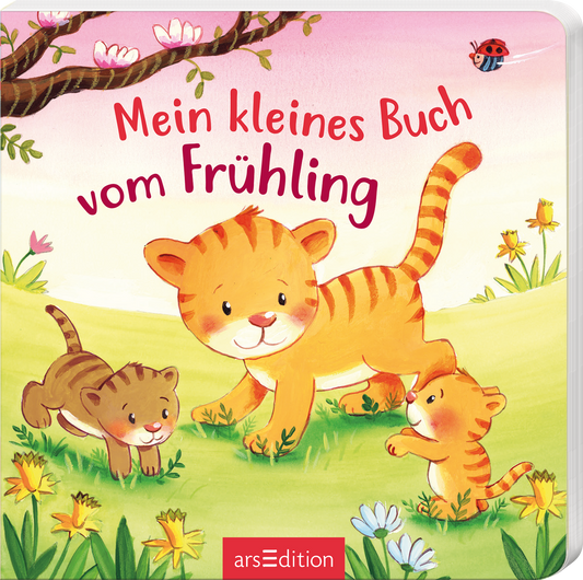 Auf dem Buchcover sieht man drei niedliche Kätzchen in einer frühlingshaften Landschaft mit bunten Blumen. Der Hintergrund ist sanft in Rosa und grün gehalten. In der oberen Mitte prangt der Titel „Mein kleines Buch vom Frühling“ in verspielter, roter Schrift. Die Kätzchen sind in verschiedenen Farben, ein orangefarbenes mit Streifen steht im Vordergrund, während ein graues und ein weiteres orangefarbenes Kätzchen spielen. Ganz unten mittig steht der Logoschriftzug von arsEdition.