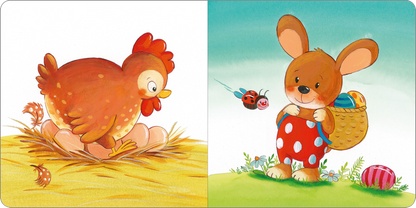 Gezeigt wird eine Innen- oder Zusatzansicht von „Schau mal, endlich Frühling!“. Auf der linken Seite ist ein bräunliches Huhn mit roten Federn zu sehen, das vorsichtig aus einem Nest schaut, umgeben von gelbem Stroh. Die rechte Seite zeigt einen niedlichen Hasen mit einem geflochtenen Korb. Der Hase trägt eine gestreifte Weste mit roten Punkten und schaut etwas überrascht in die Luft, wo ein Käfer schwebt. Der Hintergrund ist in fröhlichen, hellen Farben gehalten, was eine...