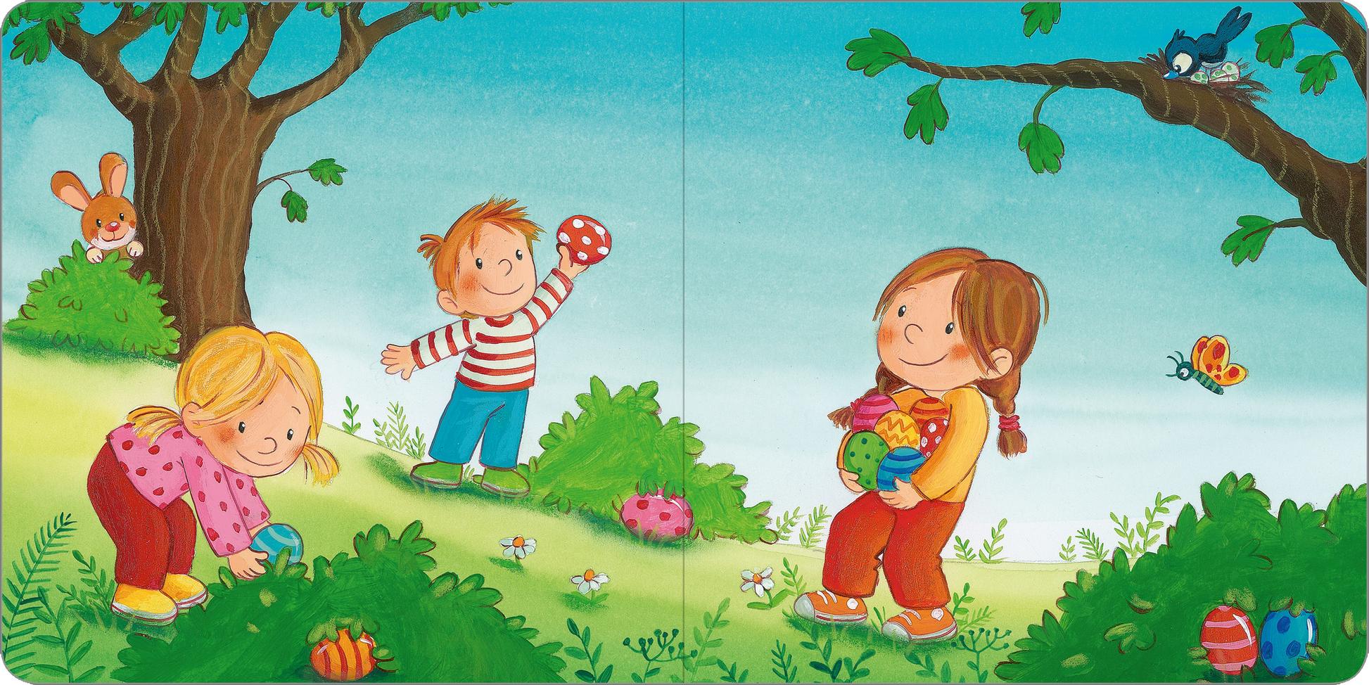 Gezeigt wird eine Innen- oder Zusatzansicht von „Schau mal, endlich Frühling!“. Die Illustration zeigt drei fröhliche Kinder, die im Frühling im Freien spielen. Die Farbpalette ist hell und bunt mit dominierenden grünen, blauen und roten Tönen. Ein Kind mit blonden Haaren und einem rosa Outfit sucht versteckte Ostereier, während ein Junge mit gestreiftem Shirt ein rotes Ei hält. Ein weiteres Mädchen mit braunen Haaren lächelt und trägt einen Korb. Im Hintergrund sind Bäume und...