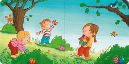 Gezeigt wird eine Innen- oder Zusatzansicht von „Schau mal, endlich Frühling!“. Die Illustration zeigt drei fröhliche Kinder, die im Frühling im Freien spielen. Die Farbpalette ist hell und bunt mit dominierenden grünen, blauen und roten Tönen. Ein Kind mit blonden Haaren und einem rosa Outfit sucht versteckte Ostereier, während ein Junge mit gestreiftem Shirt ein rotes Ei hält. Ein weiteres Mädchen mit braunen Haaren lächelt und trägt einen Korb. Im Hintergrund sind Bäume und...