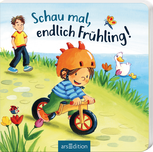 Das Buchcover zeigt eine fröhliche, farbenfrohe Frühlingsszene. Ein Kind mit einem orangefarbenen Helm fährt auf einem Holzlaufrad, während es lächelt. Daneben steht ein Junge mit dunklen Haaren, der zuschaut. Bunte Blumen und ein Teich mit einer Ente und einer Biene umgeben die Kinder. Der Titel „Schau mal, endlich Frühling!“ ist in einer verspielten Schriftart in blauer Farbe oben platziert. Ganz unten mittig steht der Logoschriftzug von arsEdition.